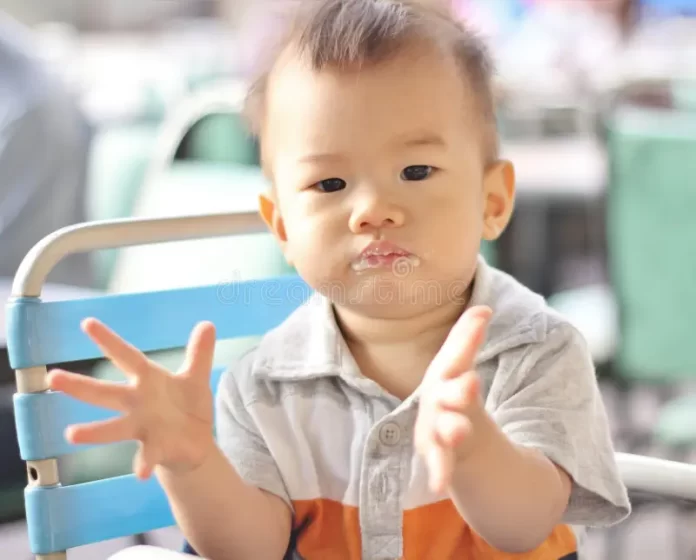 asian-baby-clapping-24098696