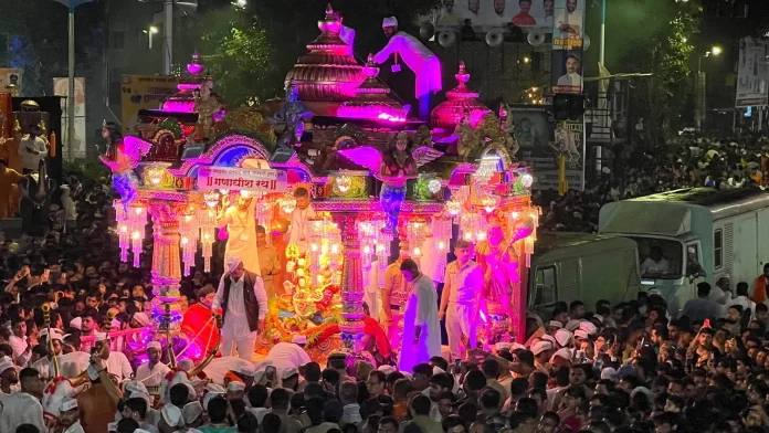 ganpati-pune-visarjan-1600